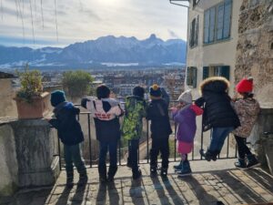 Bild von Kindern die den Ausblick über Thun und die Berge geniessen