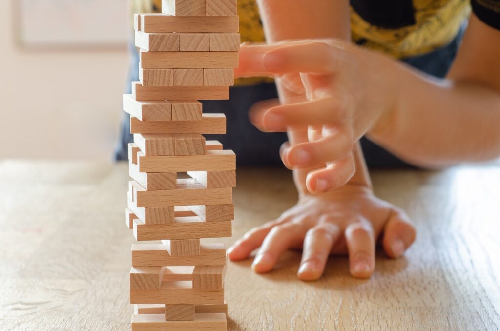 Bild eines Kindes das Jenga spielt