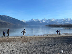 Kinder spielen am See