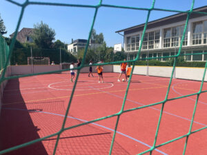 Kinder spielen Fussball